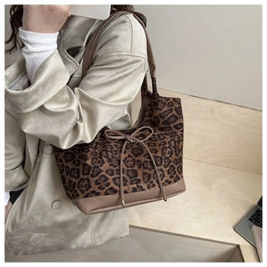 Detail der Leopard-Tasche mit Ledergriffen und eleganter Schleifenverzierung