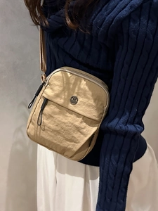 Schicke Khaki Falten-Nylon Umhängetasche mit M-Logo an weiblichem Modell gezeigt