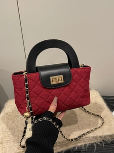 Sac seau matelassé rouge rétro avec rabat noir et bandoulière chaîne dorée