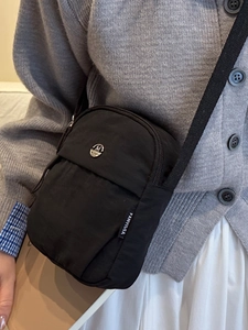 Schicke schwarze Nylon-Umhängetasche für Damen mit Doppelreißverschluss und Gurt