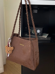 Minimalist Women PU Leather Tote Bag Large Capacity Commuter Shoulder Bag With Woven Handle Letter Print Plush Bear Charm