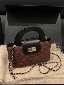 Sac seau vintage à motif losanges marron avec rabat en cuir noir et chaîne dorée