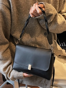 Sac à bandoulière rétro français noir avec poignée tressée et boucle en métal doré