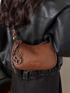 Sac sous le bras en cuir marron rétro avec texture vintage et lettrage doré