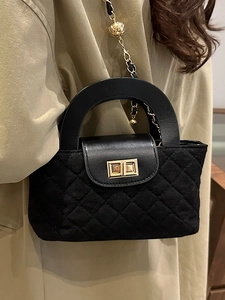 Sac seau rétro en daim noir avec matelassage et bandoulière chaîne boule dorée