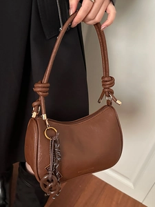 Sac à bandoulière vintage marron en cuir PU avec anse nouée et pendentifs déco