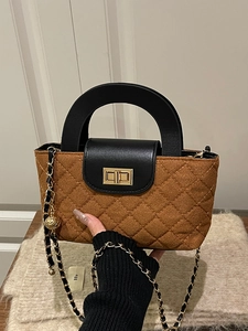 Sac seau matelassé vintage avec poignée ronde et bandoulière chaîne marron et noir