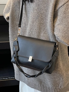Sac bandoulière vintage noir classique avec poignée tressée porté par un mannequin