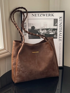 Retro brown large-capacity tote bag with woven handles and fashion text detail