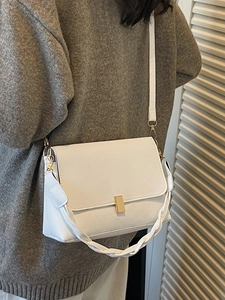 Sac bandoulière blanc rétro français avec poignée tressée et boucle en métal doré
