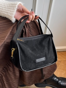 Sac bandoulière chic en daim noir avec détails dorés pour l'automne et l'hiver