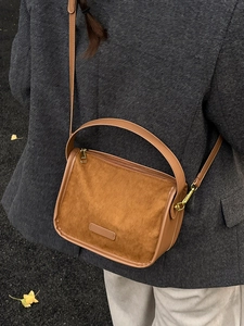 Sac bandoulière carré en daim marron avec garniture en cuir et détails dorés pour l'automne