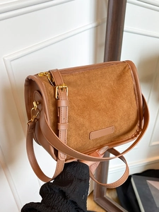 Sac bandoulière rétro en daim marron caramel avec ferrures dorées et finitions en cuir