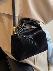 Sac bandoulière chic en daim noir avec poignée plissée et garniture dorée