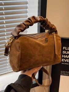 Sac Boston en daim marron avec poignées plissées nuage et accessoires dorés chic