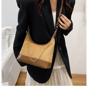 Dettaglio della borsa hobo con finiture in pelle a contrasto e catena dorata