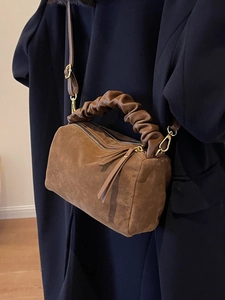 Sac bandoulière en cuir dépoli marron avec poignée plissée et détails dorés
