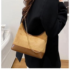 Dettaglio della borsa hobo in camoscio cammello e vernice marrone con catena dorata