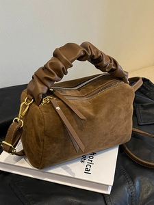 Sac bandoulière en daim marron avec poignée plissée et fermetures éclair dorées