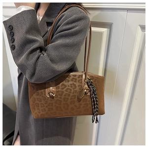 Détail du sac cabas léopard avec breloque raquette de tennis et lettrage fashion