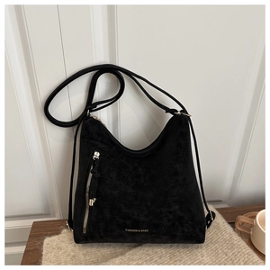 Détail du sac trapèze noir mat avec fermetures éclair dorées et lettrage Fashion & Bags