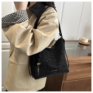 Gros plan du sac cabas noir mat avec fermeture éclair dorée et imprimé mode chic