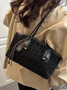 Sac Fourre-Tout à Imprimé Léopard Mode pour Femmes Grande Capacité en Cuir PU Sac d'Aisselle à Bandoulière Avec Pendentif Raquette de Tennis Rétro Décontracté