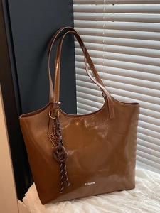 Large Capacity Glossy PU Leather Tote Bag For Women 2025 Fashion Urban Commuter Shoulder Bag With Letter Print And Pendant