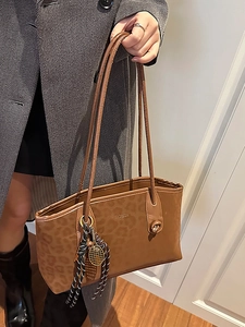 Sac fourre-tout tendance imprimé léopard avec longues anses et pendentif de tennis