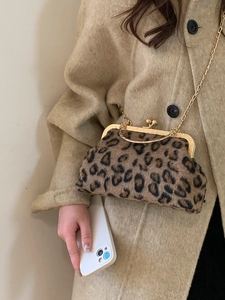 Pochette léopard en fausse fourrure avec fermoir doré et bandoulière sur manteau
