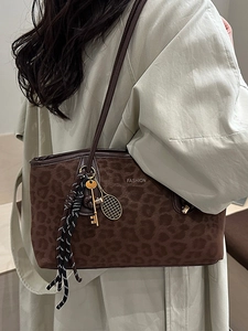 Grand sac cabas à imprimé léopard avec bandoulières marron et accessoires de mode