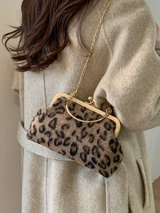 Sac pochette léopard chic avec cadre doré vintage et bandoulière chaîne pour femme
