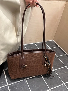Grand sac cabas léopard en daim marron avec doubles anses et logo fashion métallique