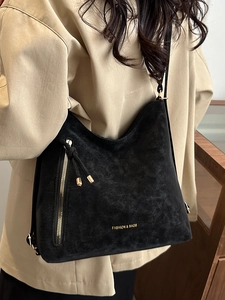 Sac Fourre-tout en Cuir PU Mat pour Femmes Grande Capacité Sac à Épaule sous le Bras Texture Suède Vintage Sac à Main de Navettage avec Glands