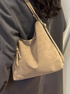 Sac hobo minimaliste pour femme en suédine mate abricot avec fermeture à pompon