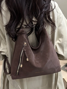 Sac à bandoulière polyvalent en cuir givré marron foncé avec pompons pour l'hiver
