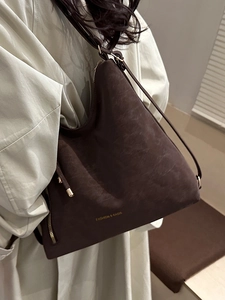 Grand sac à main en cuir mat marron foncé avec lettrage doré et bandoulière fine