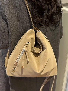 Grand sac à bandoulière en cuir souple mat beige avec design triangulaire plié