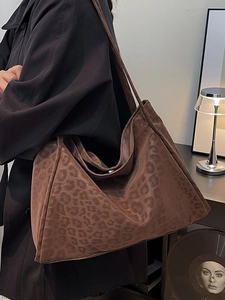 Retro leopard print suede tote bag featuring a large capacity and stylish shoulder strap