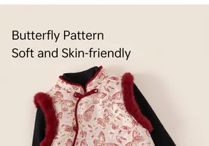 Dettaglio del gilet cinese rosso con broccato a farfalla dorato e bordo in ecopelliccia