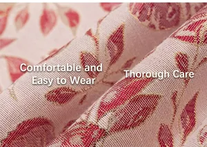 Dettaglio macro del tessuto crema con jacquard a foglie rosse e fili metallici dorati