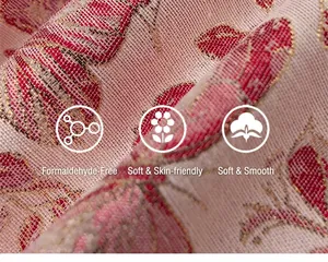 Dettaglio macro del tessuto jacquard rosa e rosso con fili dorati e trama morbida
