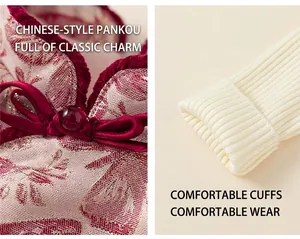 Dettaglio del tessuto jacquard rosso con bottone a rana e polsino a coste