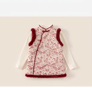 Dettaglio del gilet cinese rosa per bambine con ecopelliccia e dolcevita bianco