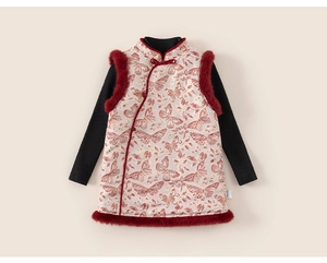 Dettaglio del gilet jacquard rosa con finiture in pelliccia sintetica rossa e bottoni cinesi