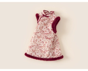 Dettaglio dell'abito qipao cinese per bambini con stampa a farfalla e bordo in pelliccia