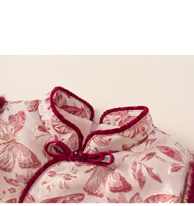 Dettaglio macro del colletto cheongsam per bambini con ricamo a farfalla e bottone