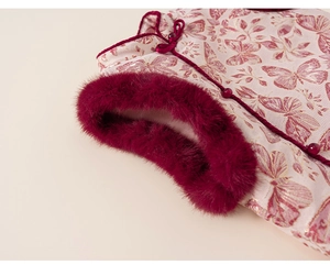 Dettaglio del tessuto jacquard rosa con bordo in ecopelliccia rossa e bottone cinese
