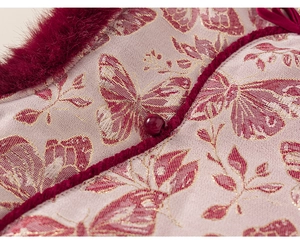 Dettaglio macro del tessuto jacquard a farfalla rossa e del bordo in morbida pelliccia