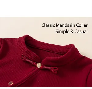 Dettaglio maglia bordeaux per bambini con colletto alla coreana tradizionale cinese